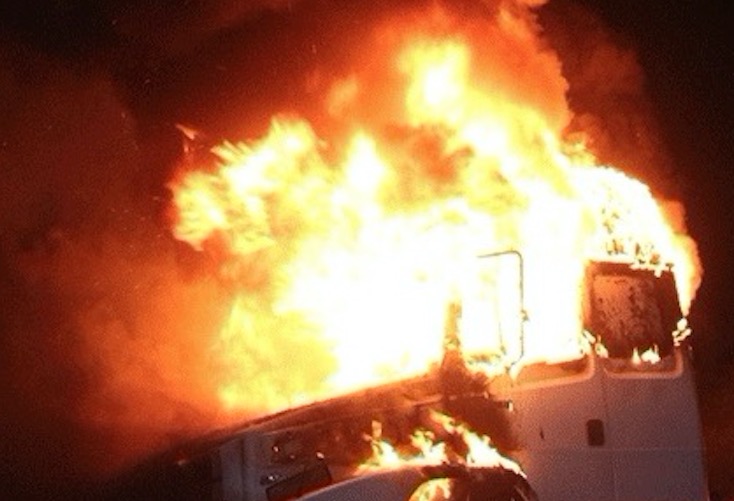 Homem com ciúmes incendeia caminhão de ex-namorado da amante