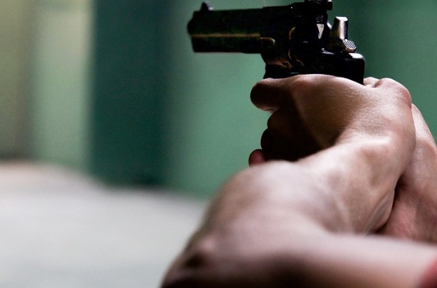 Criminosos dão tiro na mão de vítima durante tentativa de assalto em Manaus