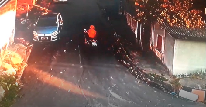 Vídeo mostra motoqueiros armados assaltando motorista de App em Manaus 