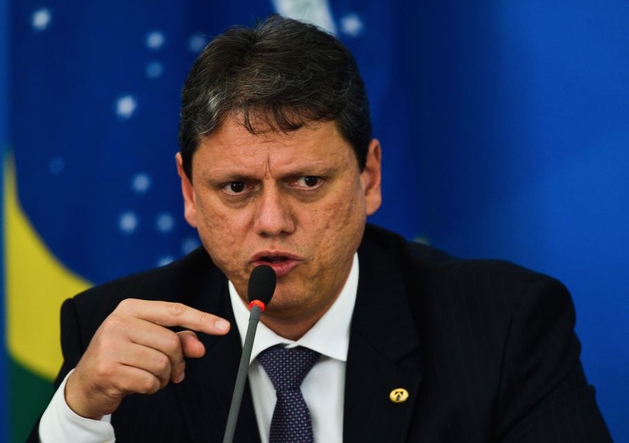 Ministro garante contrato para asfaltamento de trecho da BR-319 neste ano 