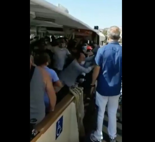 Turista tira máscara do rosto e é expulso de barco por passageiros; confira