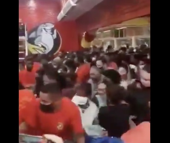 Vídeo bizarro mostra multidão ignorando coronavírus e invadindo loja 