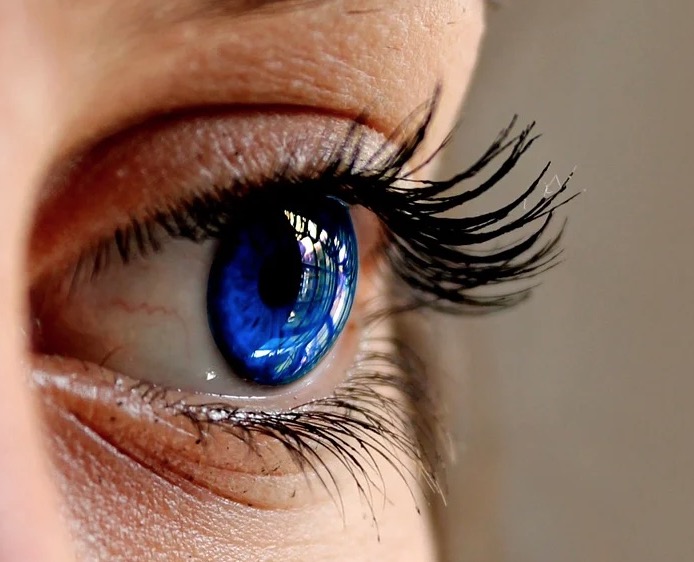 Veja truque de maquiadores para deixar cílios iguais de boneca