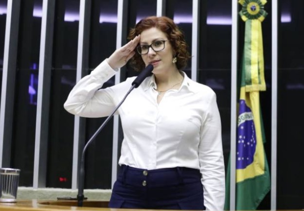 Deputada Carla Zambelli é internada após testar positivo para Covid-19