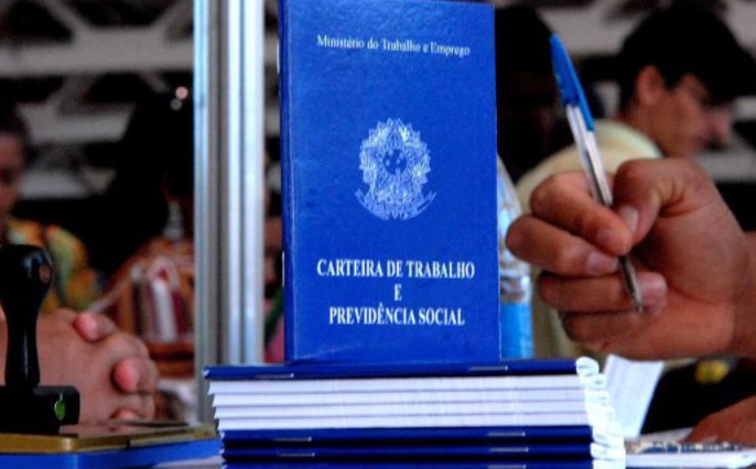 Bolsonaro prorroga novamente programa de redução de salários e jornada