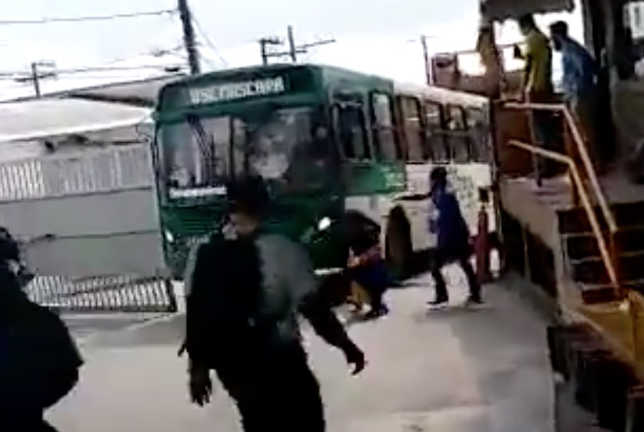 Vídeo: Surtado, homem furta ônibus e 'toca o terror' em garagem de empresa