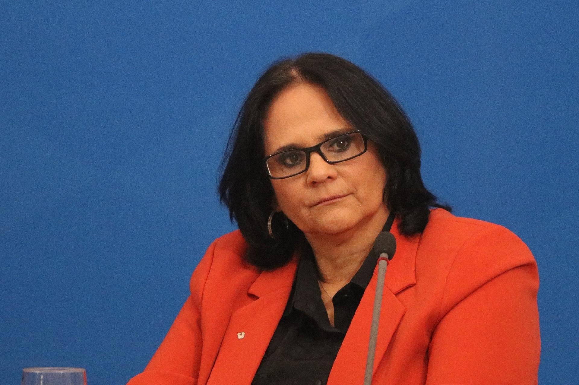 Ministra Damares ameaça processar Folha de São Paulo após reportagem