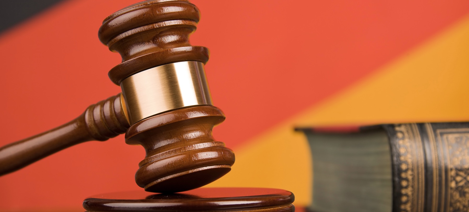 Jovens são condenados à prisão por injetar ar comprimido no ânus de colega