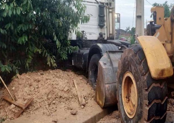 Trabalhadores morrem imprensados em muro após serem arrastados por carreta