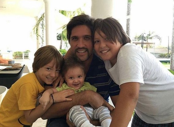 Em foto rara, Léo Chaves surge com os três filhos e encanta seguidores