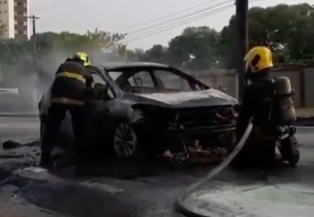 Vídeo: Carro fica destruído após pegar fogo em Manaus