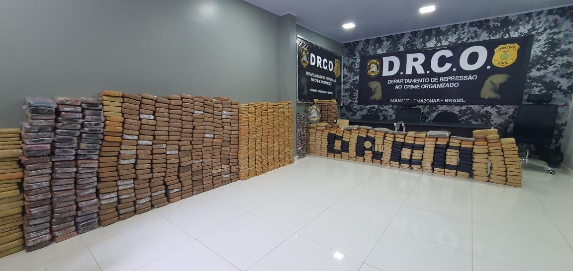 Droga avaliada em R$ 15 milhões é apreendida em caminhão baú em Manaus
