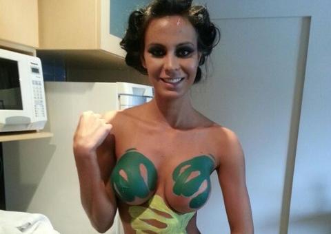 Gata do Paulistão posa nua, apenas com pintura corporal