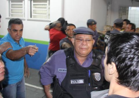 Médico, acuado, se enrola em capa preta. Veja mais fotos