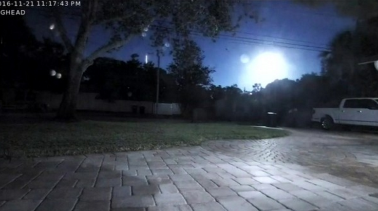 Câmeras registram momento que 'bola de fogo' surge no céu da Flórida