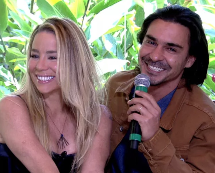 Danielle Winits e André Gonçalves se casam em cartório