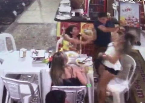 Vídeo flagra jovem sendo agredida pelo ex em lanchonete  