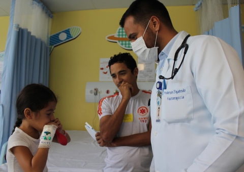 Pacientes com doenças respiratórias recebem cartilha com orientações para fazerem em casa 