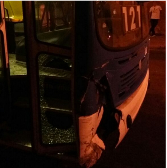 Motorista de ônibus leva dois tiros após discutir com motoqueiro em Manaus