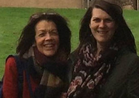 Família tira foto e nota aparição de espirito carregando um bebê 