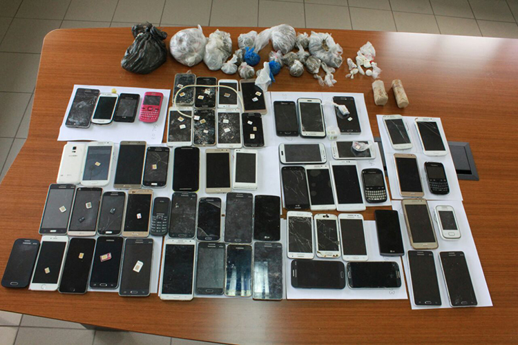 Bombas, celulares e armas são encontrados durante revista no Puraquequara