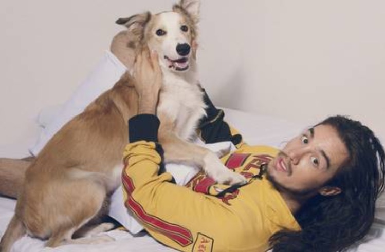 Tiago Iorc posa de cueca e mostra tatuagem no peito em ensaio para revista