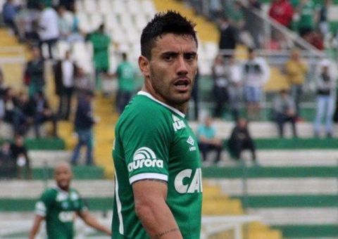 Jogador da Chapecoense apresenta melhoras e conversa com a família