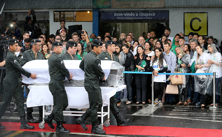 Em dia triste, Chapecó ganha homenagens e é assunto mais comentado da web