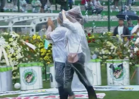 Mãe de Danilo é aplaudida por torcedores na Arená Condá 