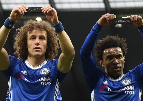 Campeonato Inglês é marcado por homenagem a Chapecoense