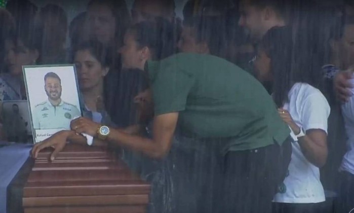 Jogadores de Barcelona e Real Madrid homenageiam a Chapecoense 