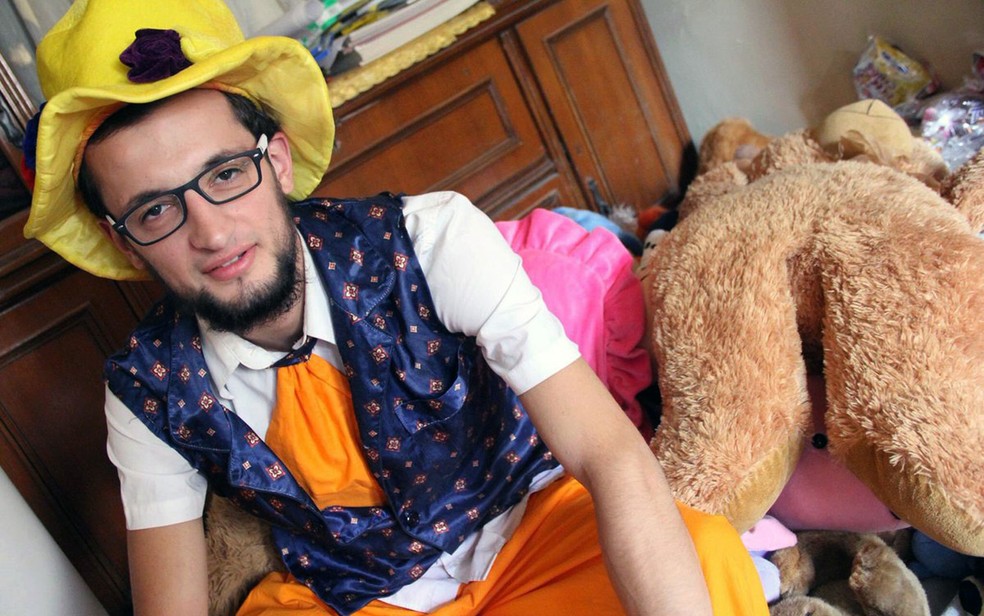 Jovem que se vestia de palhaço para alegrar crianças sírias, morre em ataque