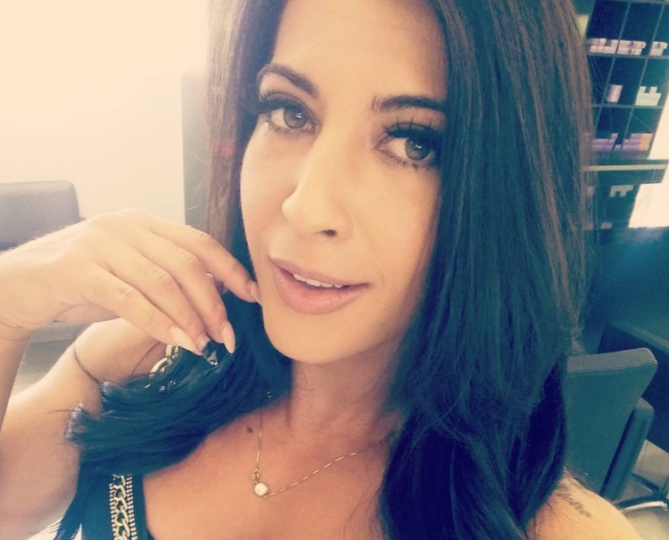 Ex-BBB Priscila Pires aparece nua na cama em foto feita pelo namorado