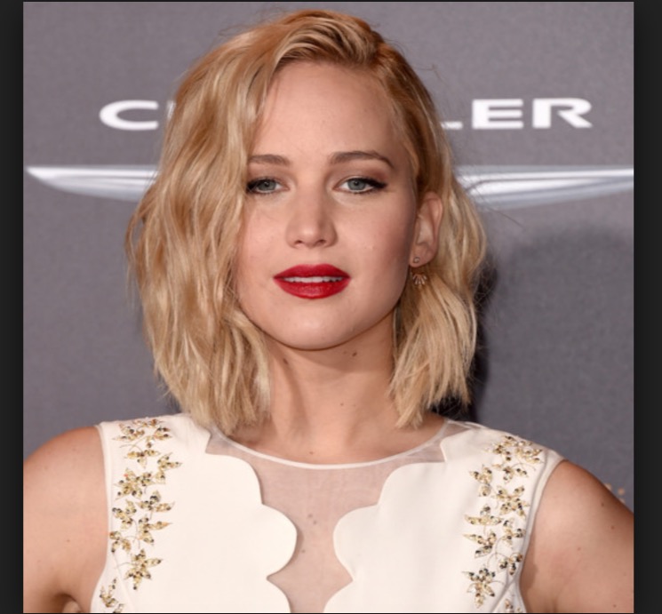 Jennifer Lawrence revela que quase matou homem ao coçar bumbum