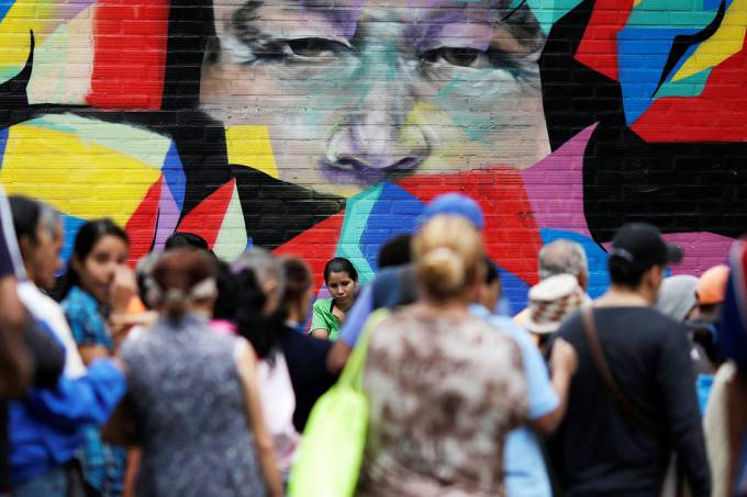 Mulheres desesperadas vendem cabelo para comprar comida