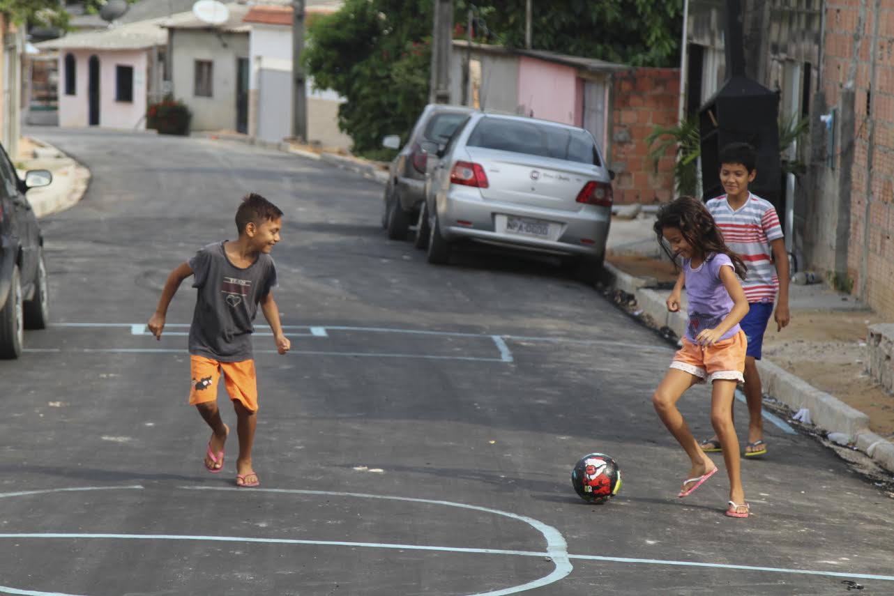 Travessa 12 no bairro Mutirão recebe asfaltamento 