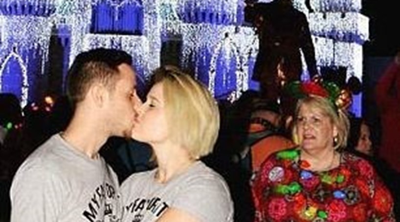 Olhar reprovador estraga foto romântica do casal