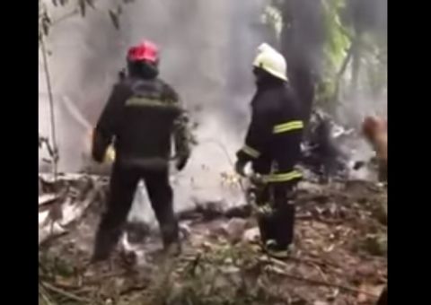 Vídeo mostra primeiros momentos após queda de avião em Manaus