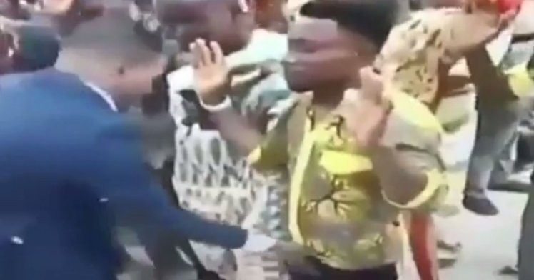 Pastor massageia pênis e seios de fiéis e diz fazer crescer 