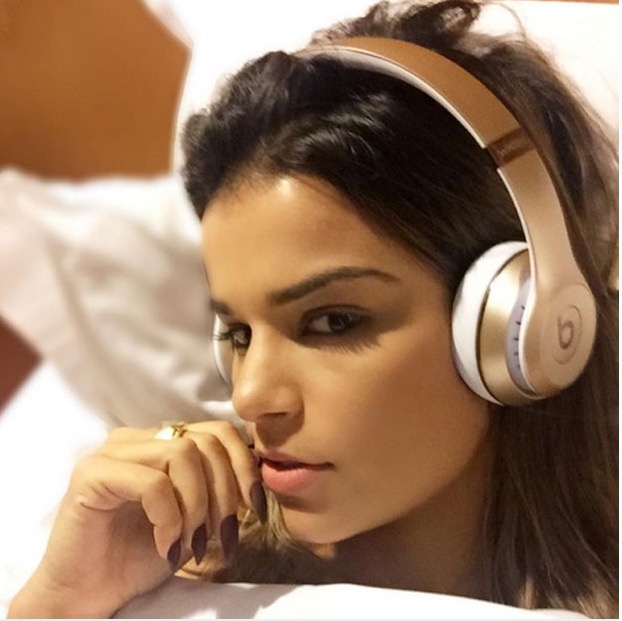 Mari Antunes, do Babado Novo, posta selfie e é confundida com Bruna Marquezine