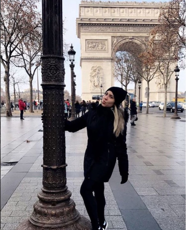 Em Paris, Mulher Melão posa vestida e diz que está passando mal