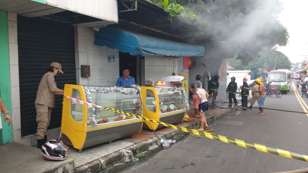 Incêndio atinge lanchonete em Manaus