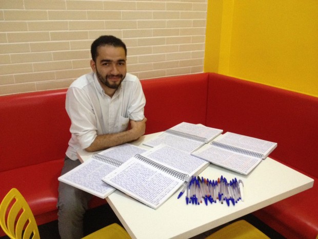 Jovem reescreve a bíblia à mão e impressiona pelo tempo recorde