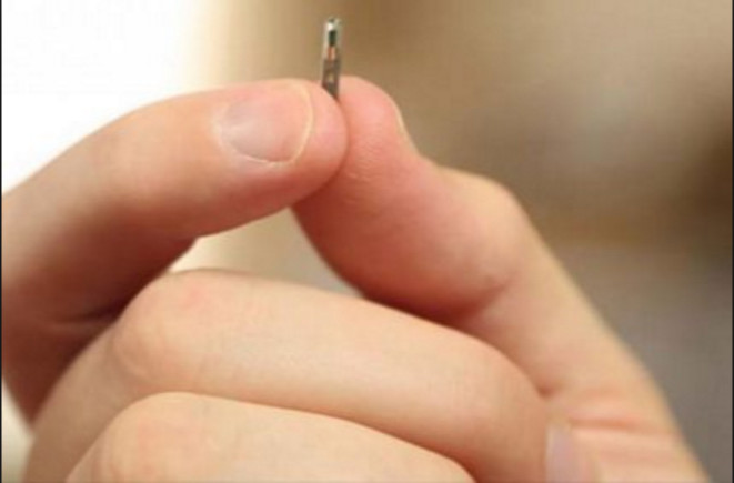 Com chip implantado, brasileira desafia quem quiser hackear seu corpo