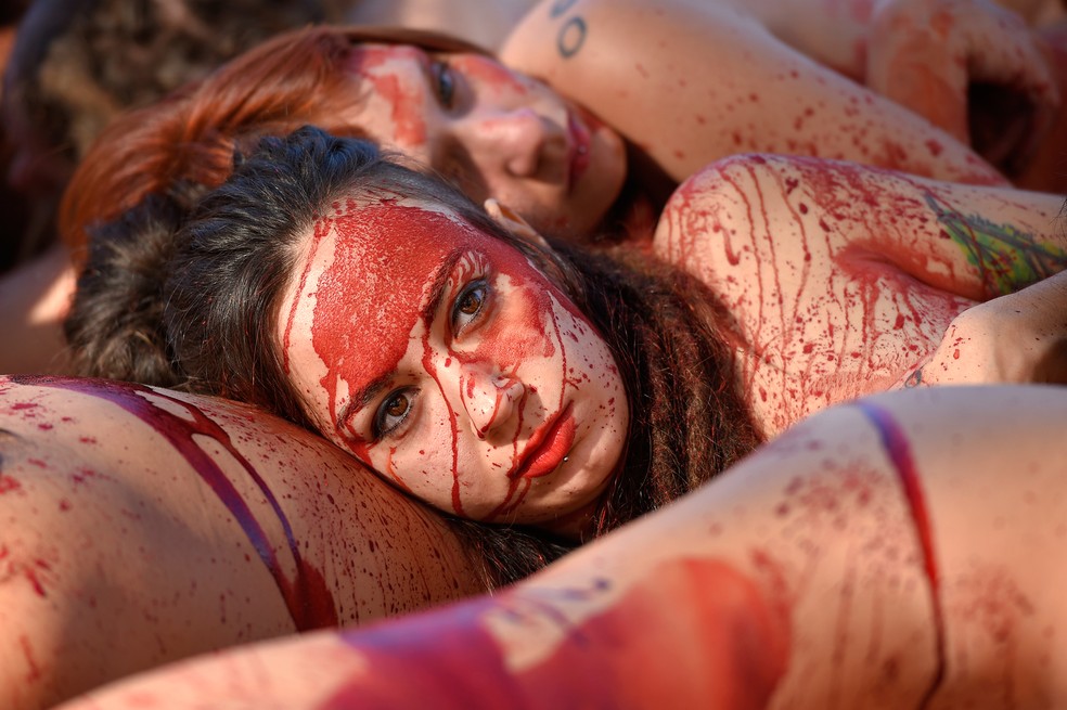 Ativistas protestam pelados contra roupas de pele