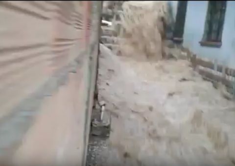 Vídeo mostra casas sendo alagadas durante tempestade em Manaus