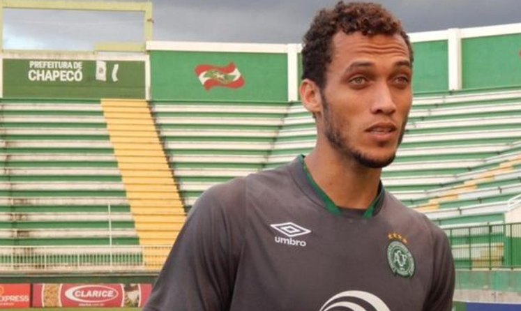 Emocionado, zagueiro Neto recebe informação sobre tragédia da Chapecoense e faz revelação