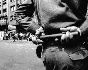 Essa gente tem saudade do cassetete