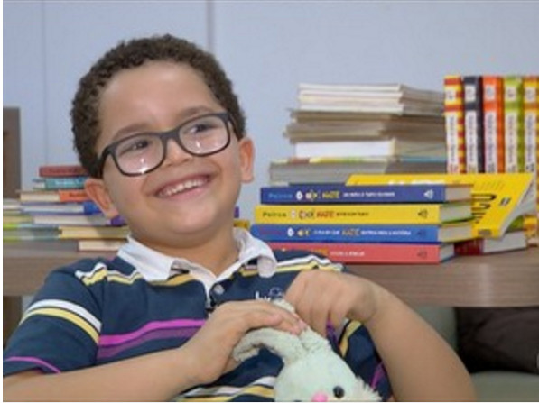 Criança lê 88 livros e escreve 4 livros em um ano