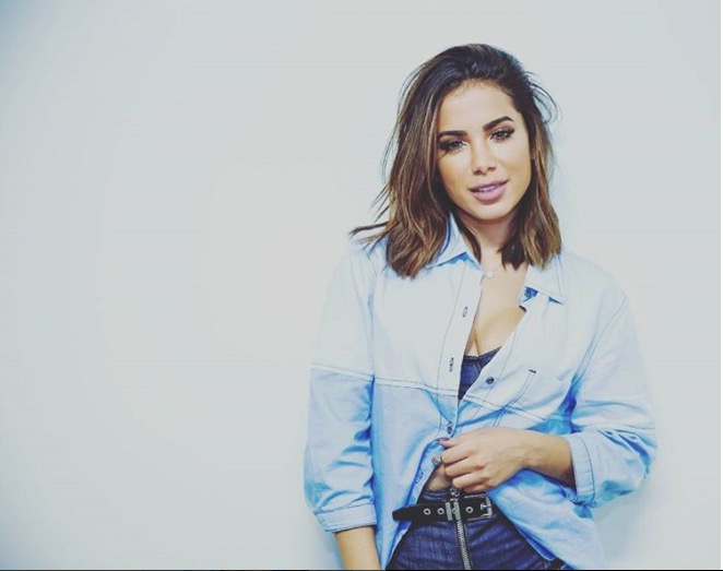 Anitta muda visual e aparece com dreadlock